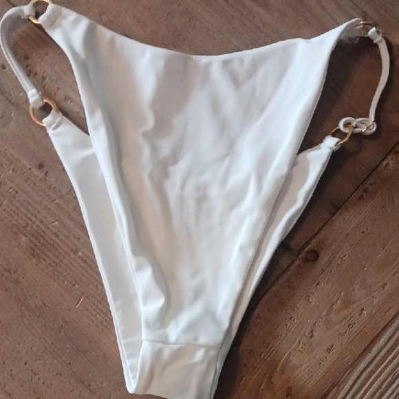Luosanyo Elegant White Triangle Bikini Swim Set, Gold Accent, New, M - Picture 6 of 7